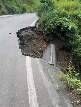 #URGENTE. Se forma socavón en carretera 134 Toluca-Cd Altamirano, Urgen auxilio de GN y PC