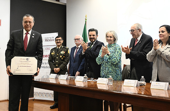  Entregan Reconocimiento al Mérito Médico 2024