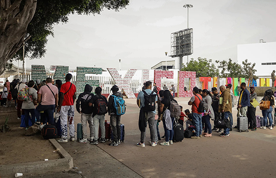 Migrantes varados en México, ante suspensión de permisos temporales