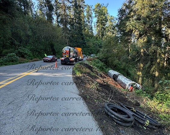 Tanque cae a barranco en carretera federal 134, cerrarán por maniobras