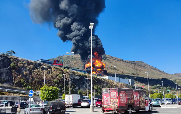 Explota pipa en Chamapa-La Venta, cierre total