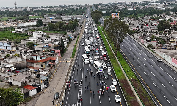 Vecinos de Ecatepec bloquean la México-Pachuca, exigen obras