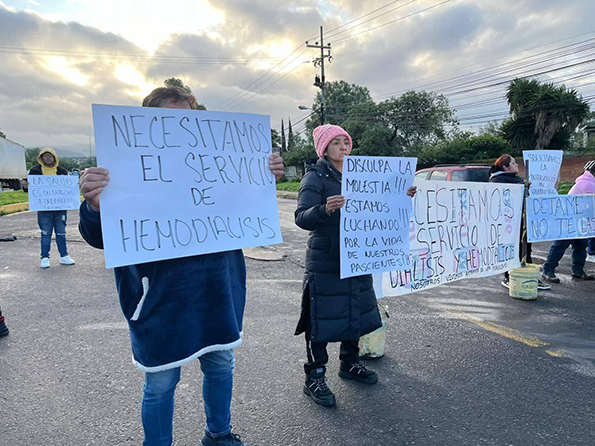 300 pacientes de hospital en Ixtapaluca en riesgo de morir; bloquean la México-Puebla