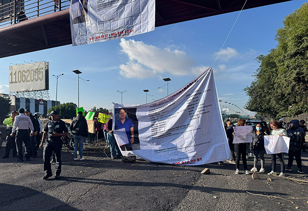 Manifestantes bloquean Periférico en Naucalpan; exigen aparición de comerciante