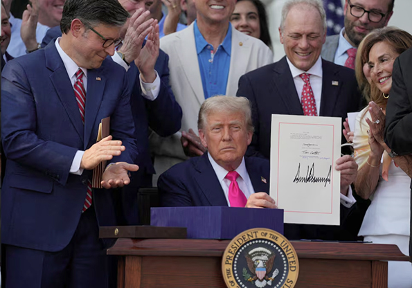 Trump convierte en ley su proyecto de recorte de impuestos y gastos