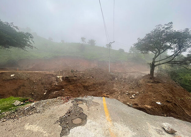 Intensas lluvias azotan Tlatlaya, obliga a cierres carreteros