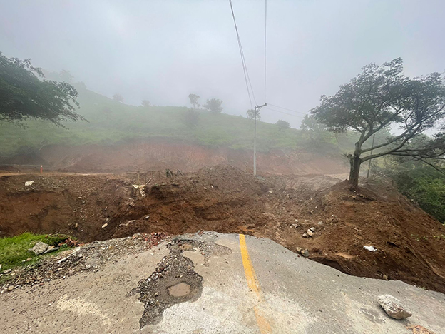 Intensas lluvias azotan Tlatlaya, obliga a cierres carreteros