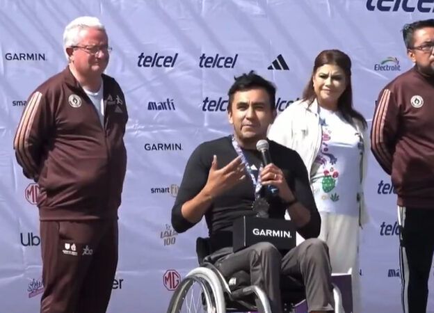 Frente a Brugada, acusan discriminación y baches en Maratón de CdMX