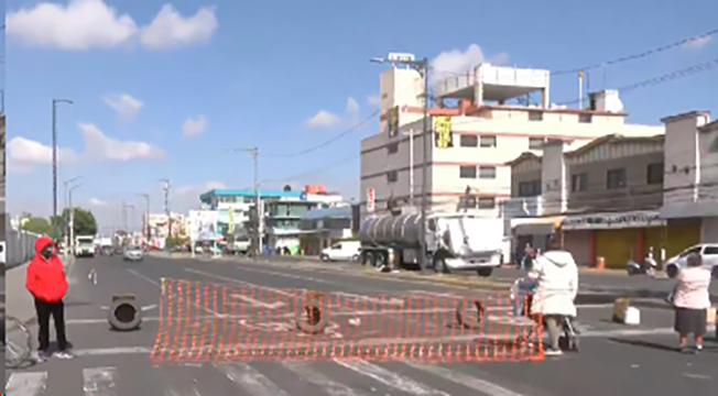 Nuevo bloqueo de vecinos de Neza afectados por inundaciones