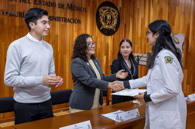 Rectora Paty Zarza realizó entrega simbólica de becas, apoyos y estímulos