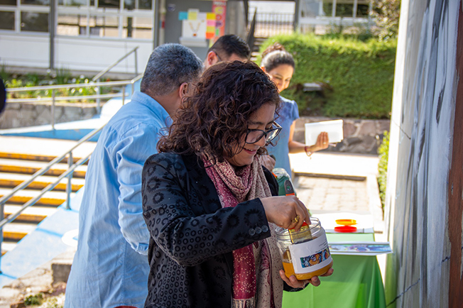 Rectora Paty Zarza participó en mural “El Nigromante, legado y huella de un visionario”