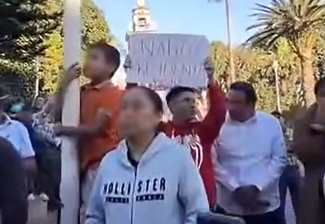 Recriminan a Sheinbaum en Atenco; la llaman “Narco Presidenta”