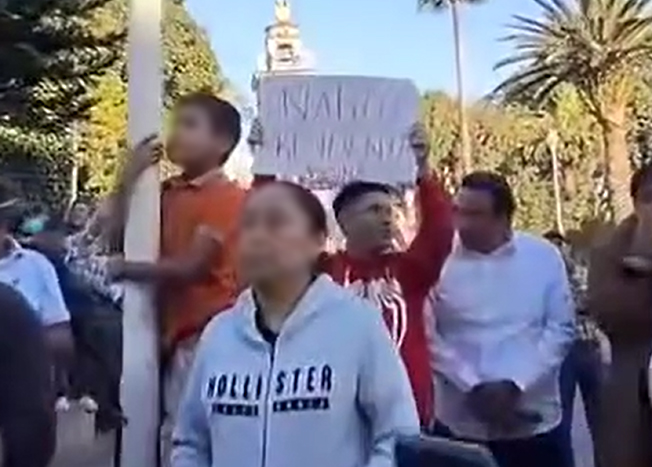 Recriminan a Sheinbaum en Atenco; la llaman “Narco Presidenta”