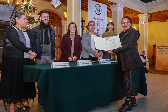 UAEMéx impulsa talento universitario, con Mercado Emprendedor Navideño