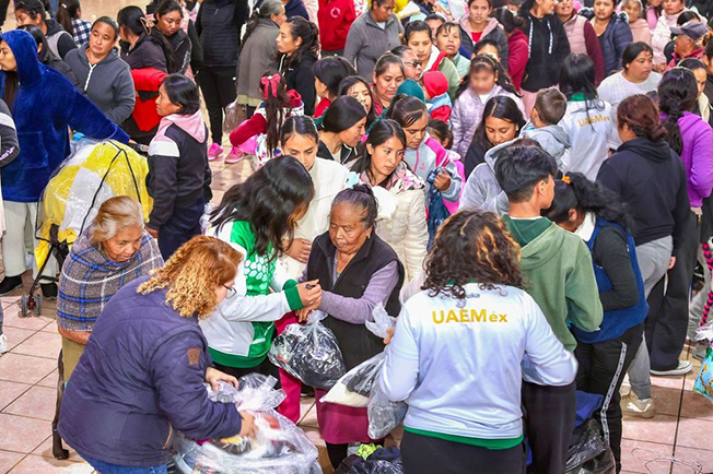 En Amecameca, UAEMéx hace entrega de más de 10 mil artículos de la Colecta Regional de Invierno 2025