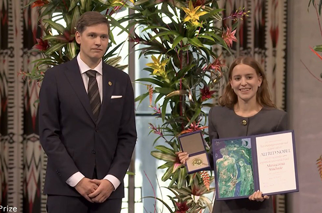 Entregan Nobel de la Paz, lo recibe hija de María Corina Machado