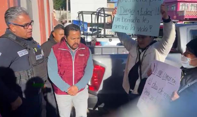 Irrumpen “Mesa de Paz” en Atlautla; exigen justicia para jóvenes atropellados