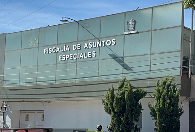 Notario y escoltas irrumpen en Consejería mexiquense, son detenidos