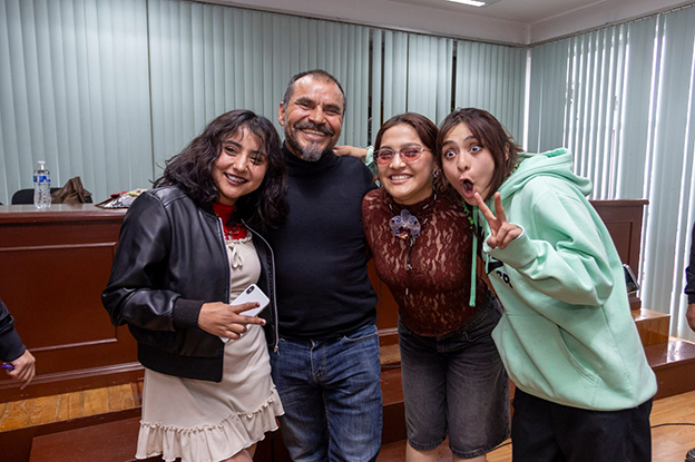 Noé Hernández comparte experiencia teatral con estudiantes de la UAEMéx