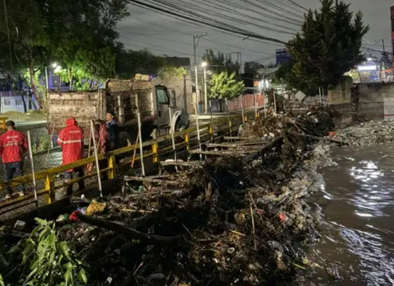 Se desborda el Río Hondo y afecta colonias de Naucalpan y Azcapotzalco