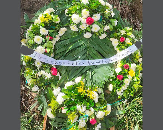 Dejan corona fúnebre frente a la casa de regidor de Ayapango 