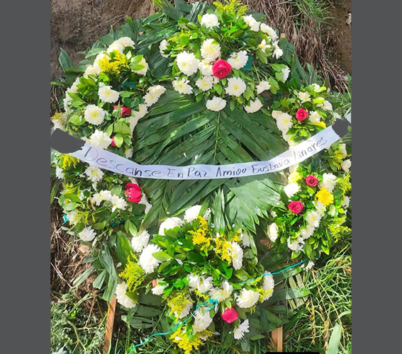Dejan corona fúnebre frente a la casa de regidor de Ayapango 