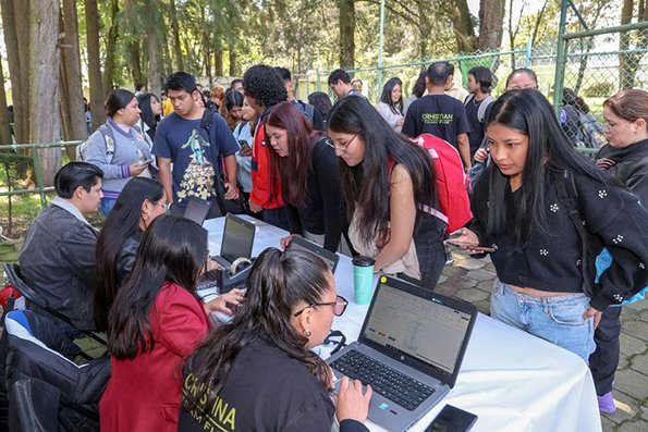 Feria de Empleo acerca oportunidades laborales a estudiantes de la UAEMéx