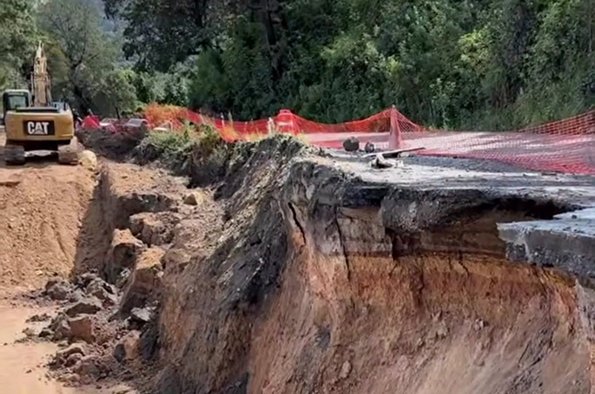 Socavón provoca cierre temporal de la carretera Sultepec–Texcaltitlán