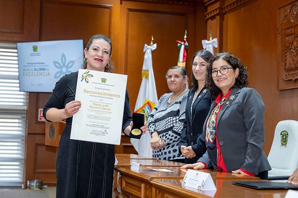 Por su contribución social, reconocen a egresados de la UAEMéx